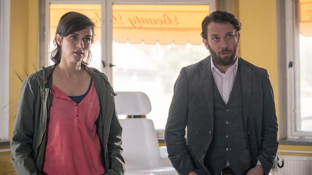 Bild: MDR/Anke Neugebauer TATORT: Die Kriminalhauptkommissare Kira Dorn (Nora Tschirner) und Lessing (Christian Ulmen) bei Roys Schwester Siegrid (Fritzi Haberlandt) in deren Schönheitssalon.