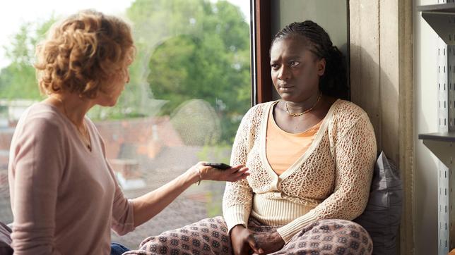 TATORT: NARBEN Die Kriminalpsychologin Lydia Rosenberg (Juliane Köhler) spricht mit der traumatisierten Cécile Mulolo (Thelma Buabeng).