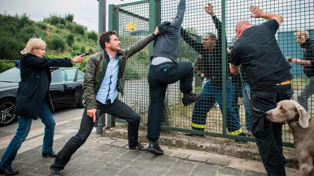 TATORT: Die Bremer Kommissare (Sabine Postel, Oliver Mommsen) retten einen Verdächtigen vor dem aufgebrachten Mob.