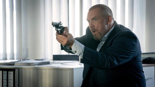 Bild: WDR/Bavaria Fiction GmbH/Thomas Kost Die Waffe im Anschlag: Kommissar Freddy Schenk (Dietmar Bär) im Einsatz bei einer Geiselnahme bei der Investmentfirma "Concreta".