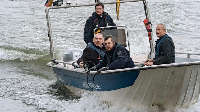 Bild: WDR/Bavaria Fiction GmbH/Thomas Kost Die Wasserschutzpolizei bringt die Kommissare Freddy Schenk (Dietmar Bär, sitzend links) und Max Ballauf (Klaus J. Behrendt, r) zum Ausflugsschiff, das auf dem Rhein entführt wurde.
