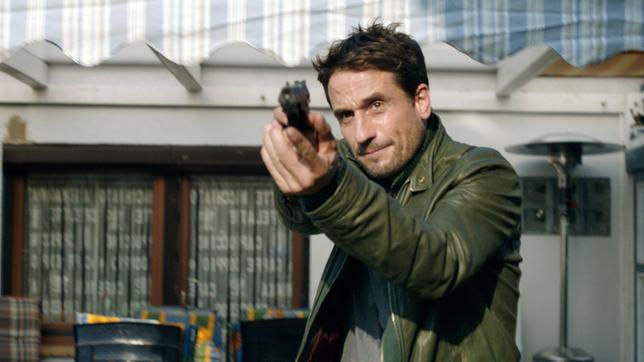 Bild: Radio Bremen/Jörg Landsberg Tatort - Das Wiedersehen: Stedefreund (Oliver Mommsen) zielt mit der Waffe auf jemanden.