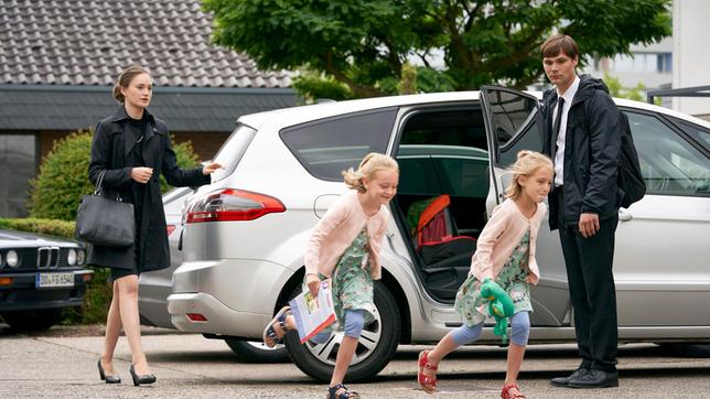 Bild: WDR/Bavaria Fiction GmbH/Thomas Kost Die Zwillingstöchter von Julia Ihle (Marlina Mitterhofer, l) steigen schnell aus, als sie am Bestattungsunternehmen ankommen. Zusammen mit ihrem Mann leitet Julia die Firma, für die auch Nils Schmelzer (Henning Flüsloh, r) arbeitet.