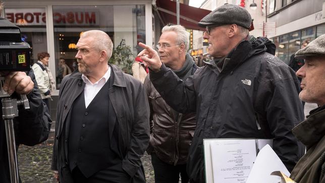 Bild: WDR/Thomas Kost Dietmar Bär (l) und Klaus J. Behrendt (r) mit Regisseur Thomas Jauch bei den Dreharbeiten zu „Tanzmariechen“ in Köln.