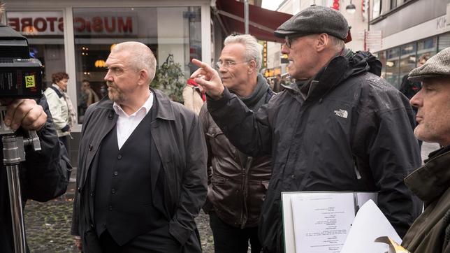 Dietmar Bär (l) und Klaus J. Behrendt (r) mit Regisseur Thomas Jauch bei den Dreharbeiten zu „Tanzmariechen“ in Köln.