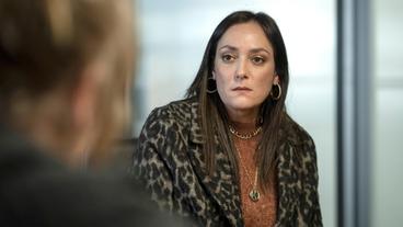 Bild: WDR/Bavaria Fiction GmbH/Thomas Kost Dilara Celik (Neshe Demir) kümmert sich um alles: um ihre beiden kleinen Kinder, sie hält ihrem Mann Sahin im Wettbüro den Rücken frei. Doch dann wird der Mann ihrer jüngeren Schwester Gülay (Samira Yildiz) ermordet. Und alles gerade ins Wanken.