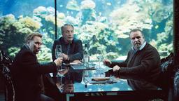 Dinner im Zoo-Aquarium: Zoo-Direktor Dr. Schönweis (Felix Vörtler, r), Medienmanager Dr. Richard Stockmann (Robert Hunger-Bühler, M) und Dokumentarfilmer Henry Schlör (Thomas Arnold, l).