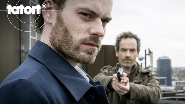 Peter Faber (Jörg Hartmann) hat seine Waffe auf Markus Graf (Florian Bartholomäi) gerichtet - der hat die Familie des Kommissars auf dem Gewissen.