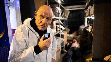 Bild: WDR/Bavaria Fiction GmbH/Martin Valentin Menke Dr. Roth (Joe Bausch) am Tatort - in einem Lieferwagen wurde die Leiche von Milan Strasser gefunden.