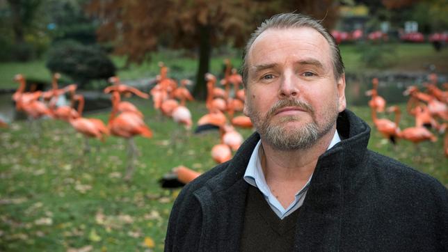Dr. Schönweis (Felix Vörtler) lebt für "seinen" Zoo – der Direktor des Tierparks am Flamingo-Gehege.