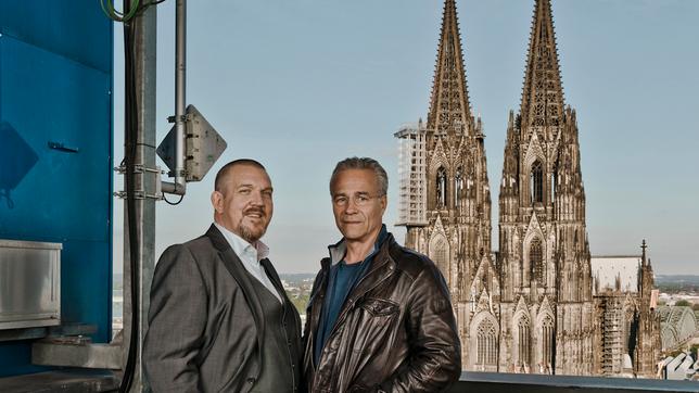 Die TATORT-Kommissare Max Ballauf (Klaus J. Behrendt, r) und Freddy Schenk (Dietmar Bär) auf der Dachterrasse des WDR-Archivhauses vor dem Kölner Dom.