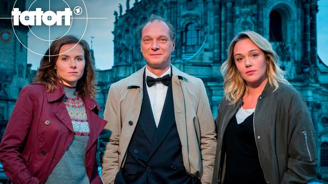 Bild: MDR/Gordon Muehle Die Oberkommissarinnen Karin Gorniak (li., Karin Hanczewski) und Henni Sieland (re, Alwara Höfels) und Kommissariatsleiter Peter Michael Schnabel (Martin Brambach) vor der Hofkirche in Dresden.