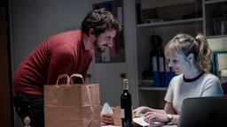 Ein hart verdienter Moment der Entspannung: Milan Mandic (Igor Kovac) und Isabelle Grandjean (Anna Pieri Zuercher)