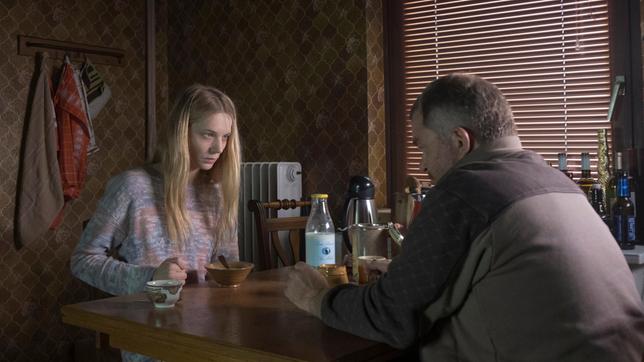 Bild: Radio Bremen/Christine Schröder Nora Harding (Lilith Stangenberg) und ihr Vater Wolf (Cornelius Obonya).