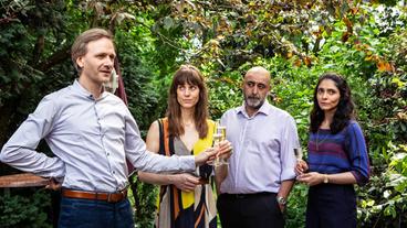 Bild: Radio Bremen/Claudia Konerding Ein Treffen im Garten soll die Spannungen zwischen den Familien kitten, aber das gelingt nicht. (v.l.n.r. Matthias Lier, Sophie Lutz, Özgür Karadeniz, Pegah Ferydoni)