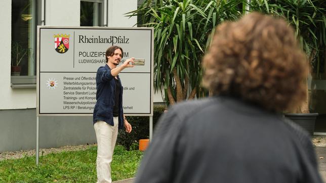 Bild: SWR/Benoit Linder Ein Zeuge, der vor seiner Befragung Selfies macht, ist Lena Odenthal (Ulrike Folkerts) noch nie begegnet … Anton Maler (Christopher Schärf) demonstriert seine Gelassenheit.
