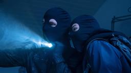 Einbrechepärchen Kolya (Tilman Pörzgen) und Maja (Michelle Barthels).