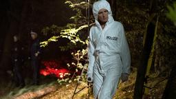 Eine junge Frau ist tot: Charlotte Lindholm (Maria Furtwängler) untersucht den Fundort der Leiche