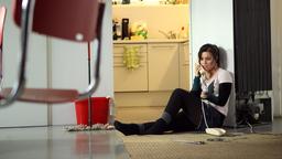Eisners Tochter Claudia (Sarah Tkotsch) erzählt dem Vater, daß der Kühlschrank kaputt ist.