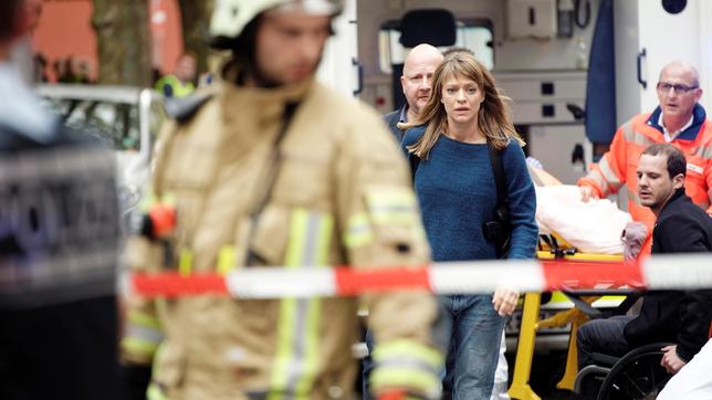 Bild: SWR/Ziegler Film Ellen Berlinger (Heike Makatsch) wurde bei einem Einsatz zu Boden geworfen und sollte sich besser schonen. Deshalb machen sich ihr Chef Volker Gaus (Holger Kunkel) und der Kollege Hendrik Koch (Max Thommes) Gedanken, als sie keinesfalls ins Krankenhaus will.