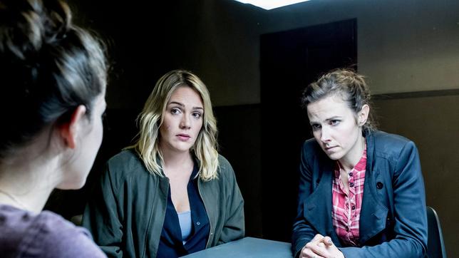 Bild: MDR/Gordon Muehle Emilia (li, Caroline Hartig) wird von den Ermittlerinnen Heni Sieland (mi, Alwara Höfels) und Karin Gorniak (re, Karin Hanczewski) befragt.