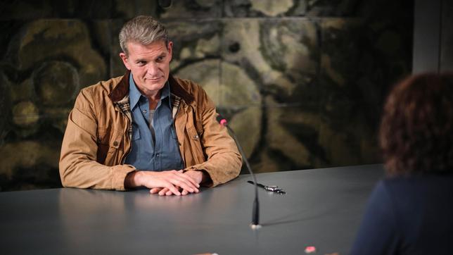Entspannt und entgegenkommend gibt sich Hauptmann Kessler (Götz Otto) zu Beginn seiner Vernehmung durch Lena Odenthal (Ulrike Folkerts).