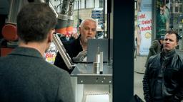 Entwickler Klaas Andresen (Frank Leo Schröder) erklärt am Tatort Mark Steinke (Tim Kalkhof) und Karow (Mark Waschke) den Roboter, der Kaffee ausschenken kann.