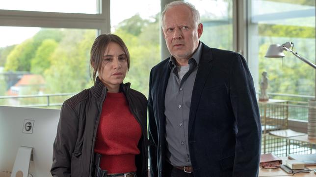 Bild: NDR/Thorsten Jander Ermitteln Schulter an Schulter: Die Kieler Kommissare Mila Sahin (Almila Bagriacik) und Klaus Borowski (Axel Milberg).