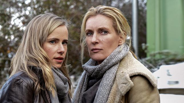 Bild: NDR/Marion von der Mehden Ermittlerteam Frauke Schäfer (Susanne Bormann, links) und Charlotte Lindholm (Maria Furtwängler)