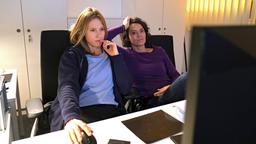 Es ist mühsam, aber muss sein: Johanna (Lisa Bitter) und Lena (Ulrike Folkerts) überprüfen die Aufnahmen der Verkehrsüberwachung.