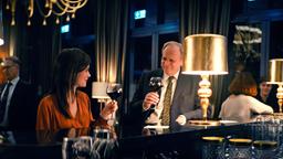Kommissar Murot wird an einer Hotelbar von einer jüngeren Frau in ein Gespräch verwickelt. Bei einem Glas Rotwein spielt Murot mit ihr, gibt sich gut gelaunt als Versicherungsvertreter aus. 