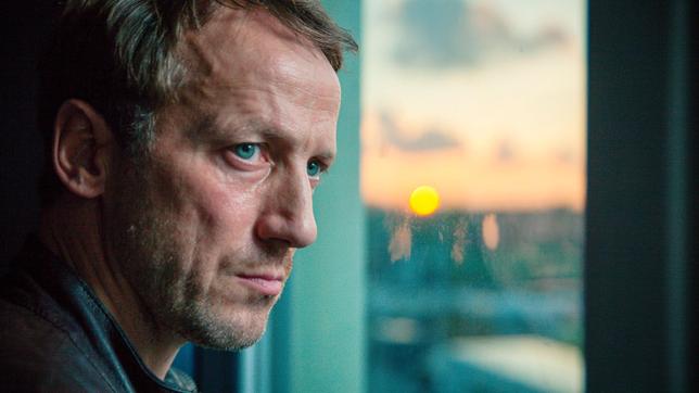 Bild: NDR/Alexander Fischerkoesen Falke (Wotan Wilke Möhring)