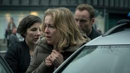 Fassungslos sieht Kathrin Menke (Valery Tscheplanowa) im Beisein von Rubin (Meret Becker) und Karow (Mark Waschke) zu, wie ihr toter Mann Tom abtransportiert wird.