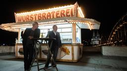 Feierabend an der Wurstbraterei: Freddy Schenk (Dietmar Bär, rechts) und Max Ballauf (Klaus J. Behrendt, links) mit dem Dom und der Hohenzollernbrücke.