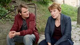 Kommissar Felix Voss (Fabian Hinrichs) und Kommissarin Paula Ringelhahn (Dagmar Manzel) treffen sich heimlich, um die neuesten Ermittlungsergebnisse zu besprechen.