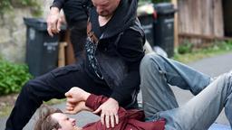 Hauptkommissar Felix Voss (Fabian Hinrichs, liegend) wird von einem Neonazi (Stuntman Alexander Mack) verprügelt.