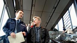 Flughafenpolizist Damir Znidarcic (Aleksandar Jovanovic, links) diskutiert mit Kommissar Fritz Dellwo (Jörg Schüttauf) den Mordfall.
