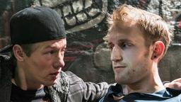 Tatort - Das Haus am Ende der Straße: Robin Sauer (Vincent Krüger, links) und Nico Sauer (Maik Rogge) planen einen Einbruch.