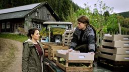 Franziska Tobler (Eva Löbau) macht sich Gedanken um Mechthild Böttger (Janina Fautz), die sich nach dem Tod ihrer älteren Schwester ganz auf die Arbeit auf dem Hof zurückzieht.