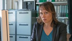 Franziska Tobler (Eva Löbau) zurück am Schreibtisch im Polizeipräsidium, nachdem sie vergeblich bei der Suche nach dem vermissten Jungen geholfen hat.