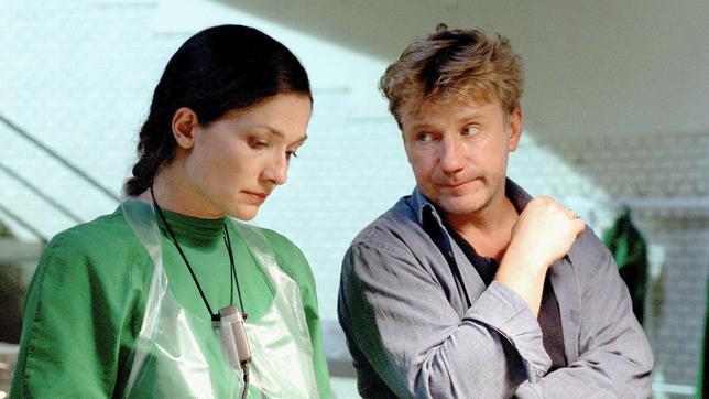 Bild: ht/Jacqueline Krause-Burberg Kommissar Fritz Dellwo im Gespräch mit der Gerichtsmedizinerin