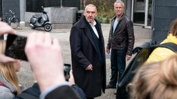 Freddy Schenk (Dietmar Bär, l) soll eine Schülerin begraptscht haben - das behauptet sie auf Handyvideos, die die Szene zeigen. Max Ballauf (Klaus J. Behrendt, r) kann das Geschehen nur beobachten.