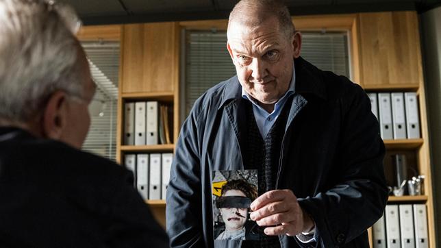 Bild: WDR/Bavaria Fiction GmbH/Martin Valentin Menke Freddy Schenk (Dietmar Bär) zeigt seinem Kollegen Max Ballauf (Klaus J. Behrendt, links) ein Tatort-Foto aus einem anderen Fall.