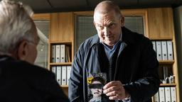 Freddy Schenk (Dietmar Bär) zeigt seinem Kollegen Max Ballauf (Klaus J. Behrendt, links) ein Tatort-Foto aus einem anderen Fall.