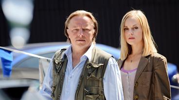 Bild: WDR/Willi Weber Nadeshda Krusenstern (Friederike Kempter) und ihr Chef, Kommissar Frank Thiel (Axel Prahl) im Tatort "Der Fluch der Mumie".