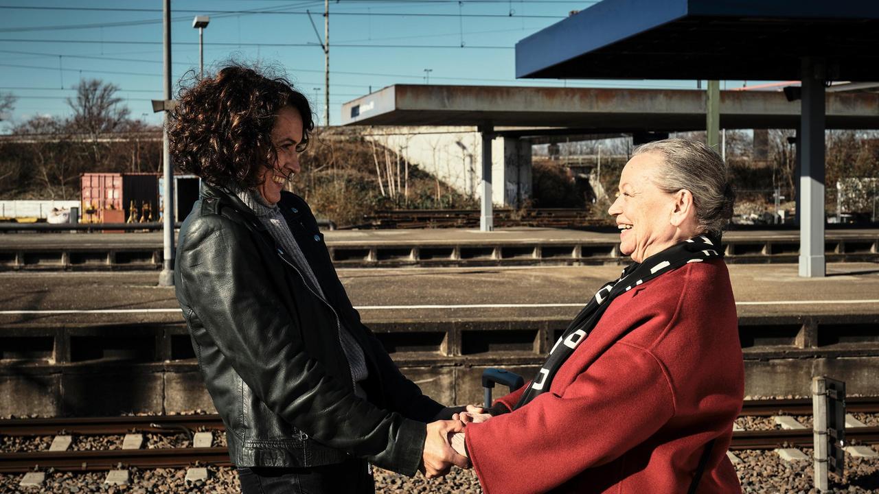 Früher standen Lena Odenthal (Ulrike Folkerts) und ihre Tante Niki (Ursula Werner) einander sehr nahe. Umso mehr freut sich Lena, dass sie Niki endlich mal in Ludwigshafen willkommen heißen kann.