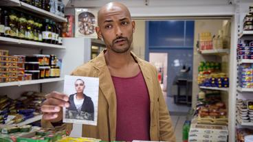 Bild: WDR/Thomas Kost Für die Mordkommission unterwegs: Tobias Reisser (Patrick Abozen) sucht nach Leuten, die den Flüchtigen Khalid Hamidi in letzter Zeit gesehen haben.