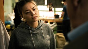 Bild: WDR/Bavaria Fiction GmbH/Martin Valentin Menke Für Larissa Krüger (Katja Hutko) ist „Kids4Care“ mehr als ein Jugendzentrum, es ist ihr Zuhause. Dass hier nun die Polizei bei ihr auftaucht, gefällt ihr gar nicht.