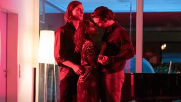 Bild: WDR/Thomas Kost Geburtstagsparty im kleinen Kreis: Nadine (Emma Drogunova, m) feiert mit ihrem Freund Lennart (Moritz Jahn, l) und tanzt auch mit deren gemeinsamem Kumpel Robin (Justus Johanssen, r).