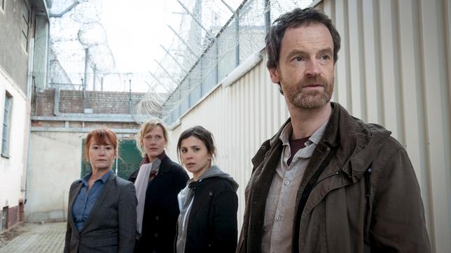 Bild: WDR/Thomas Kost Gefängnisdirektorin Angelika Zerrer (Ulrike Krumbiegel, l) mit den Kommissaren Martina Bönisch (Anna Schudt), Nora Dalay (Aylin Tezel) und Peter Faber (Jörg Hartmann, r).